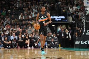 逮着你就各种打!国王防守千疮百孔 无文班马刺首节三分17中8